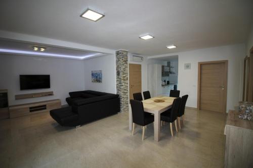 Apartments with parking space Umag - 25114