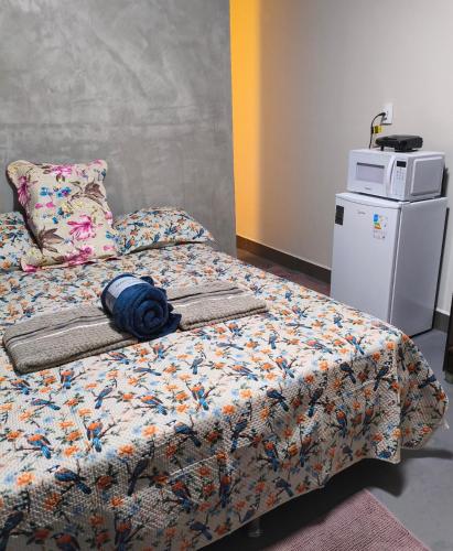 a bed with a blue yarn on it in a room at Lar Doce Lar Realizando Sono 4 !! in Arcos