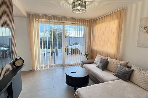 Apartments with hot tub Kastel Stafilic, Kastela - 25136