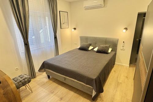 Apartments with hot tub Kastel Stafilic, Kastela - 25136