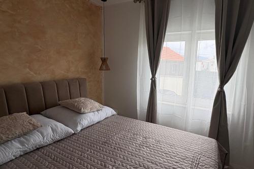 Apartments with hot tub Kastel Stafilic, Kastela - 25136