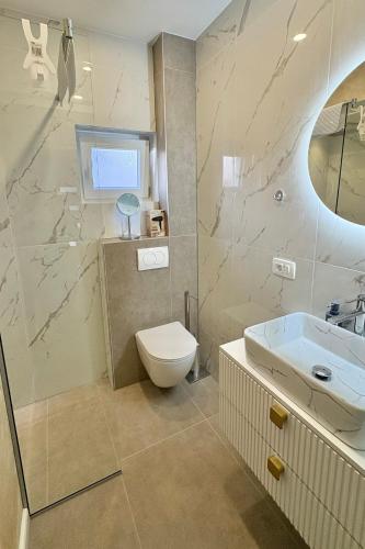 Apartments with hot tub Kastel Stafilic, Kastela - 25136