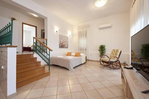 Apartments with parking space Slatine, Ciovo - 25145