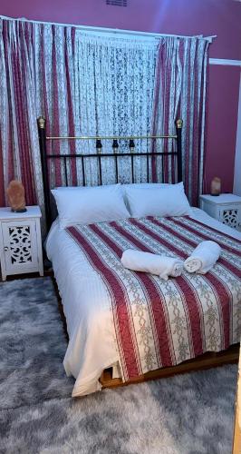 a bedroom with a bed with two towels on it at Stillwaters in Kalorama