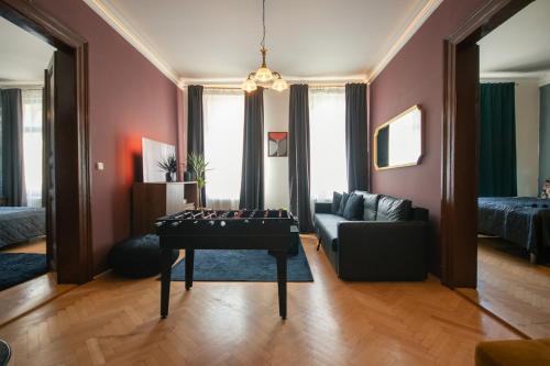 Twin Residence Retro-Cinematic Apartment in City Centre