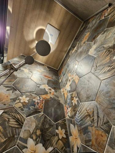un bagno con pavimento piastrellato con fiori di meet happiness a Hsia-pu-hsia