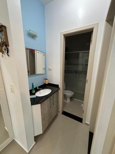 a bathroom with a sink and a toilet at SUNSHINE THE ONE CAIOBÁ com ar condicionado NAO DISPONIBILIZAMOS roupas de cama e banho in Matinhos
