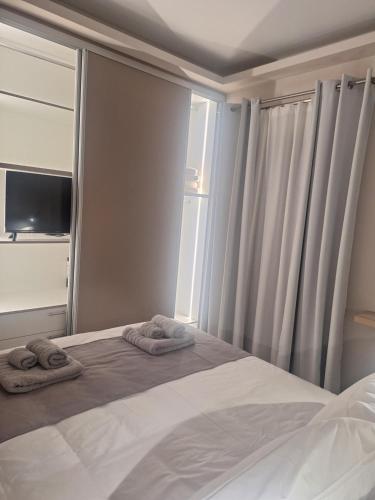 una camera da letto con un letto con due asciugamani sopra di Sunshine houses one ad Atene