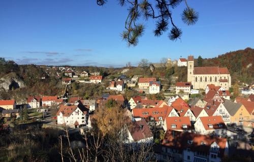 vistas a una ciudad con techos rojos en Burgweg Ferienwohnung, en Veringenstadt