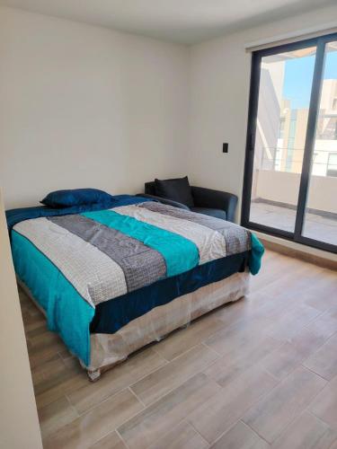 a bedroom with a bed and a large window at Amplia casa equipada para familia, pareja o individual in Tizayuca