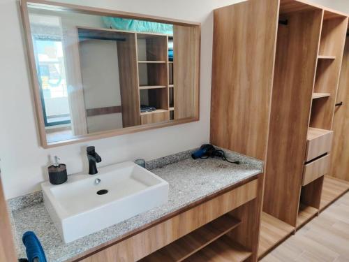 a bathroom with a white sink and a mirror at Amplia casa equipada para familia, pareja o individual in Tizayuca