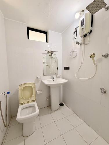 a bathroom with a toilet and a sink and a shower at Bon Voyaage Villa in Trincomalee