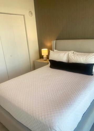 Modern Brickell Apartment Free Parking Pool and Gym photo 10