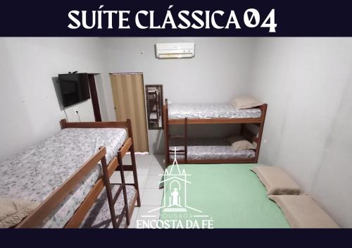 a room with three bunk beds and a sign that reads suite at Pousada Encosta da Fé - Unidade Centro in Juazeiro do Norte