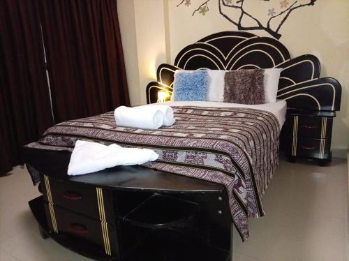 a bedroom with a bed and a table with towels on it at Machupicchu Royal Mountain in Machu Picchu