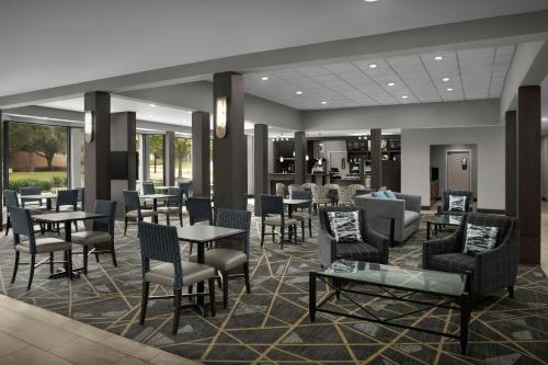a restaurant with tables and chairs in a lobby at Courtyard by Marriott Waco in Waco