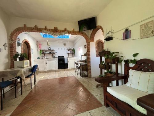 a kitchen and dining room with an archway in a house at Hostal Corazón de Allende in San Miguel de Allende