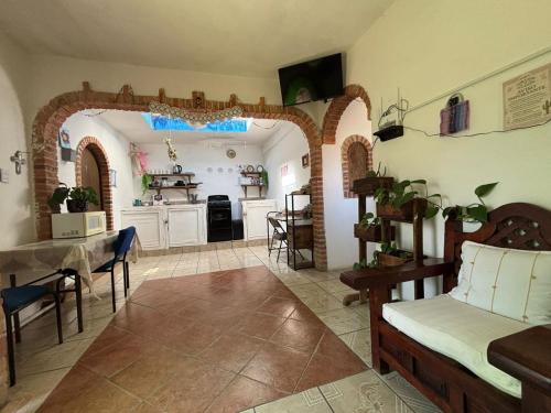a kitchen and dining room with an archway in a house at Hostal Corazón de Allende in San Miguel de Allende