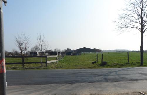 ゼーンデにあるApartment Bilmの畑と柵の空き道