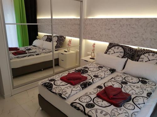 - une chambre avec 2 lits et un miroir dans l'établissement Laura Aristotelous Square Apartment, à Thessalonique