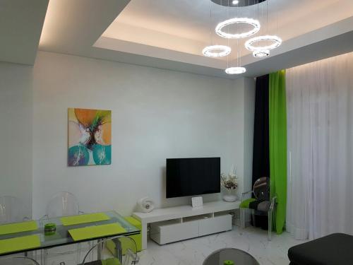 Televízia a/alebo spoločenská miestnosť v ubytovaní Laura Grande Apartment