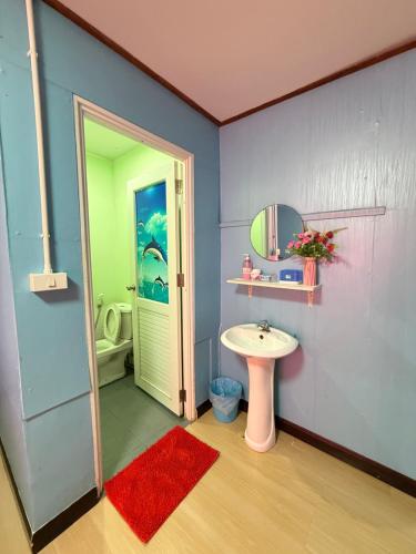 a bathroom with a sink and a mirror at KohLibong Beach House Homestay in Ban Batubute