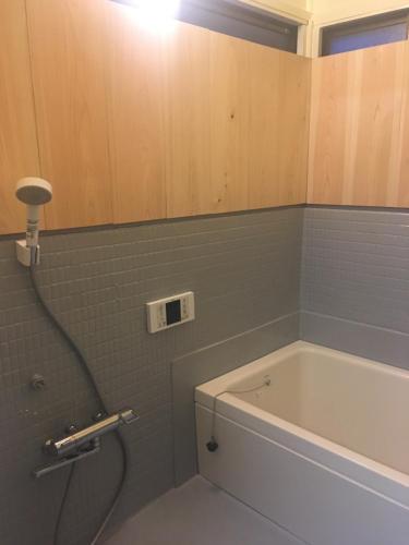 un baño con bañera y ducha en NORA, en Numazu