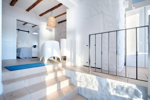 ein Flur mit weißen Wänden und einem Glasgeländer in der Unterkunft Villa Riva, Vis in Vis