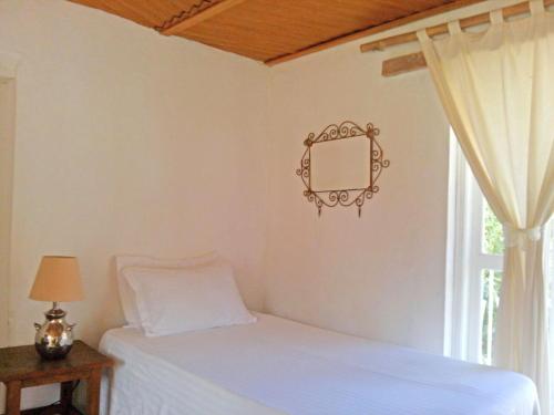 a bedroom with a bed and a mirror on the wall at La Casona Breakfast & Wellness Center in Temascaltepec de González
