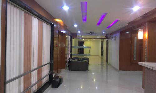 an empty hallway with a corridorngthngthngthngthngthngthngthngthngthngth at Hotel Easy Retreat in Vapi