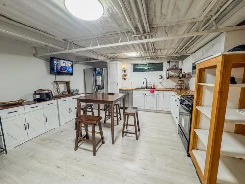 a kitchen with a table and chairs in it at Comfort West Urban Chicago loft house in Chicago