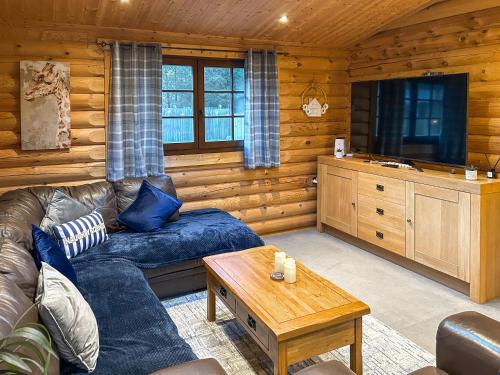 a living room with a couch and a tv at The Outback - Uk50982 in West Thirston