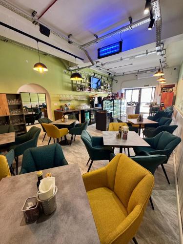 a restaurant with tables and chairs in a room at Stylish Boutique Duplex Apartment Home - Orange - 2 Double Bedrooms in Hamrun