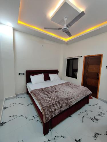 a bedroom with a bed and a ceiling at Hotel Ekana in Chhatarpur