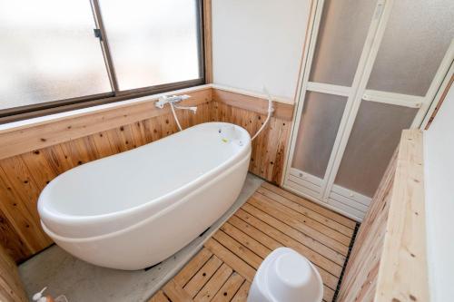 a bathroom with a toilet and a bath tub at Private accommodation Heki playground "Kawahara no - Vacation STAY 94708v in Furuichi