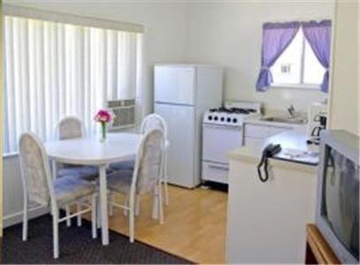 A kitchen or kitchenette at Somass Motel