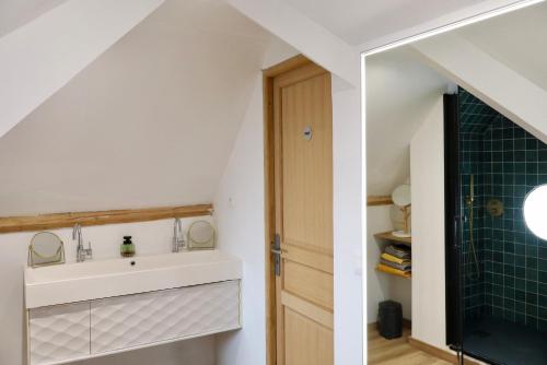 a bathroom with a sink and a shower at Gîte & SPA du croquet in Blaringhem