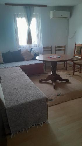 un soggiorno con un tavolo e un divano di Dolores a Tešanj