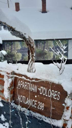 een teken voor patriarchale koloniën, volumes in de sneeuw bij Dolores in Tešanj