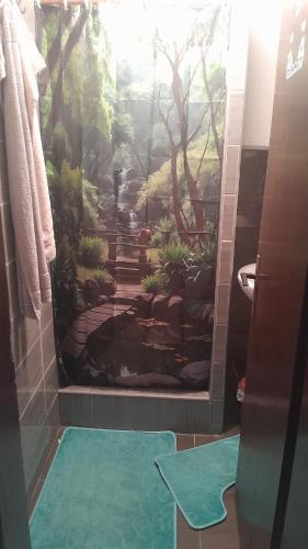 un bagno con un dipinto di un giardino di Dolores a Tešanj