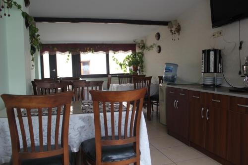 伊斯坦布尔阿斯玛里酒店的厨房兼餐厅，配有桌椅