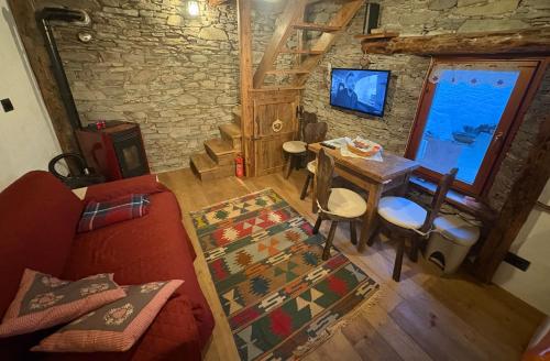 an overhead view of a living room with a couch and a table at La Casetta Prali in Prali