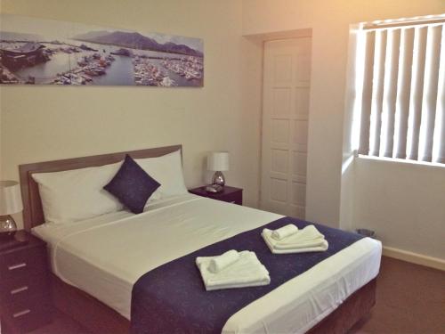 Postel nebo postele na pokoji v ubytování Lees Hotel