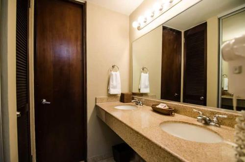 baño con 2 lavabos y espejo grande en Villa 2302 Costa Bonita Beach Resort, en Culebra
