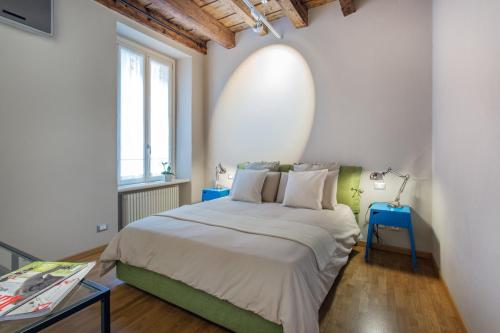 ein Schlafzimmer mit einem großen Bett und einem Fenster in der Unterkunft La Cortevecchia 2.0 in Bergamo