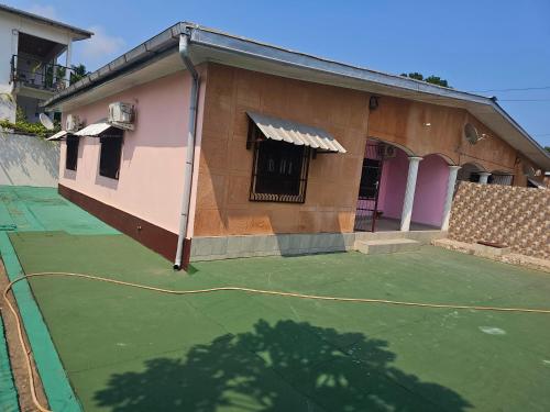 Pista de tennis o esquaix a Villa Labarre o a prop