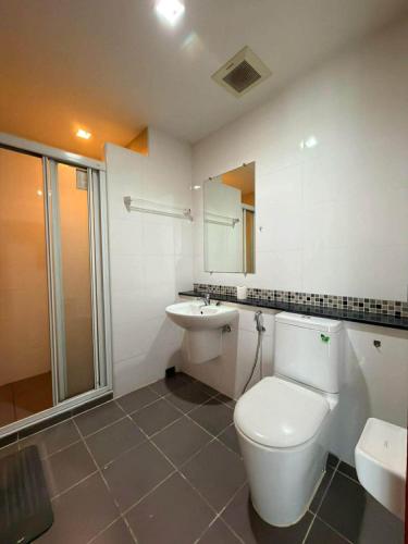 a bathroom with a toilet and a sink at Comfort Big condo in Chiang Mai