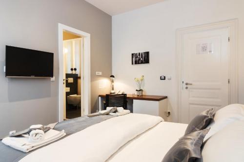 1 dormitorio con 1 cama y TV en la pared en Prima Luxury Rooms en Split