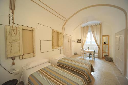 1 dormitorio con 2 camas y mesa en B&B Zuppetta 16, en Bari