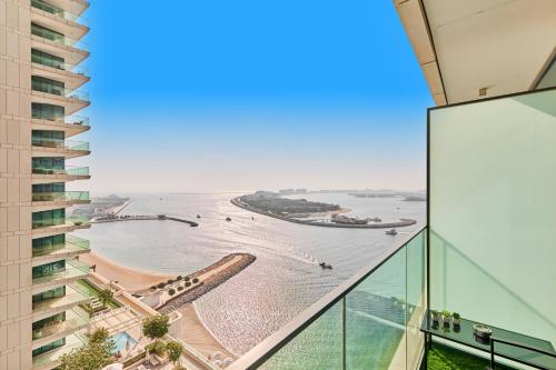 Miami Vibes - 1BR with Private Beach, Sea, Palm View